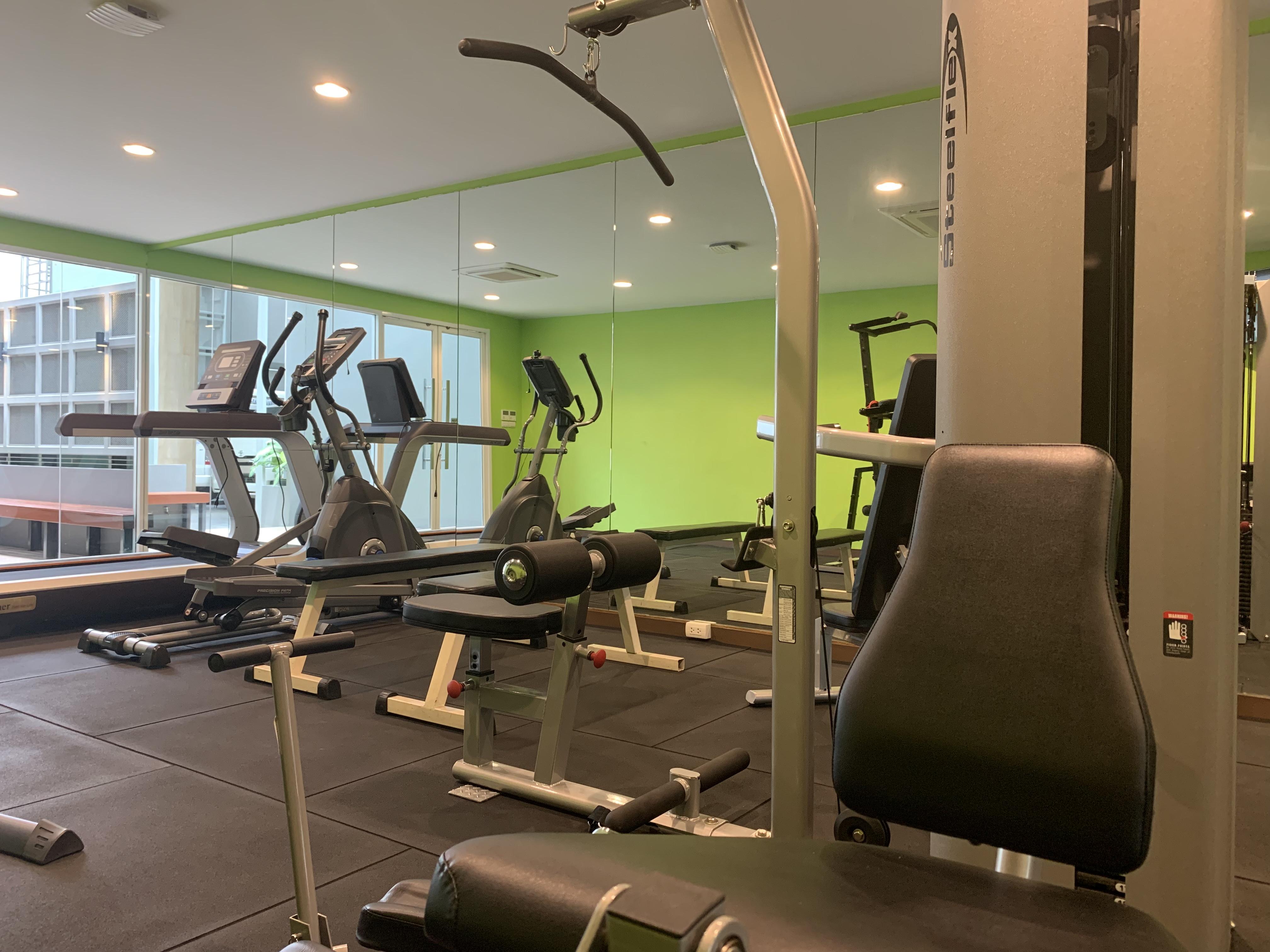 Le D'Tel Bangkok Hotell Eksteriør bilde The gym at the hotel