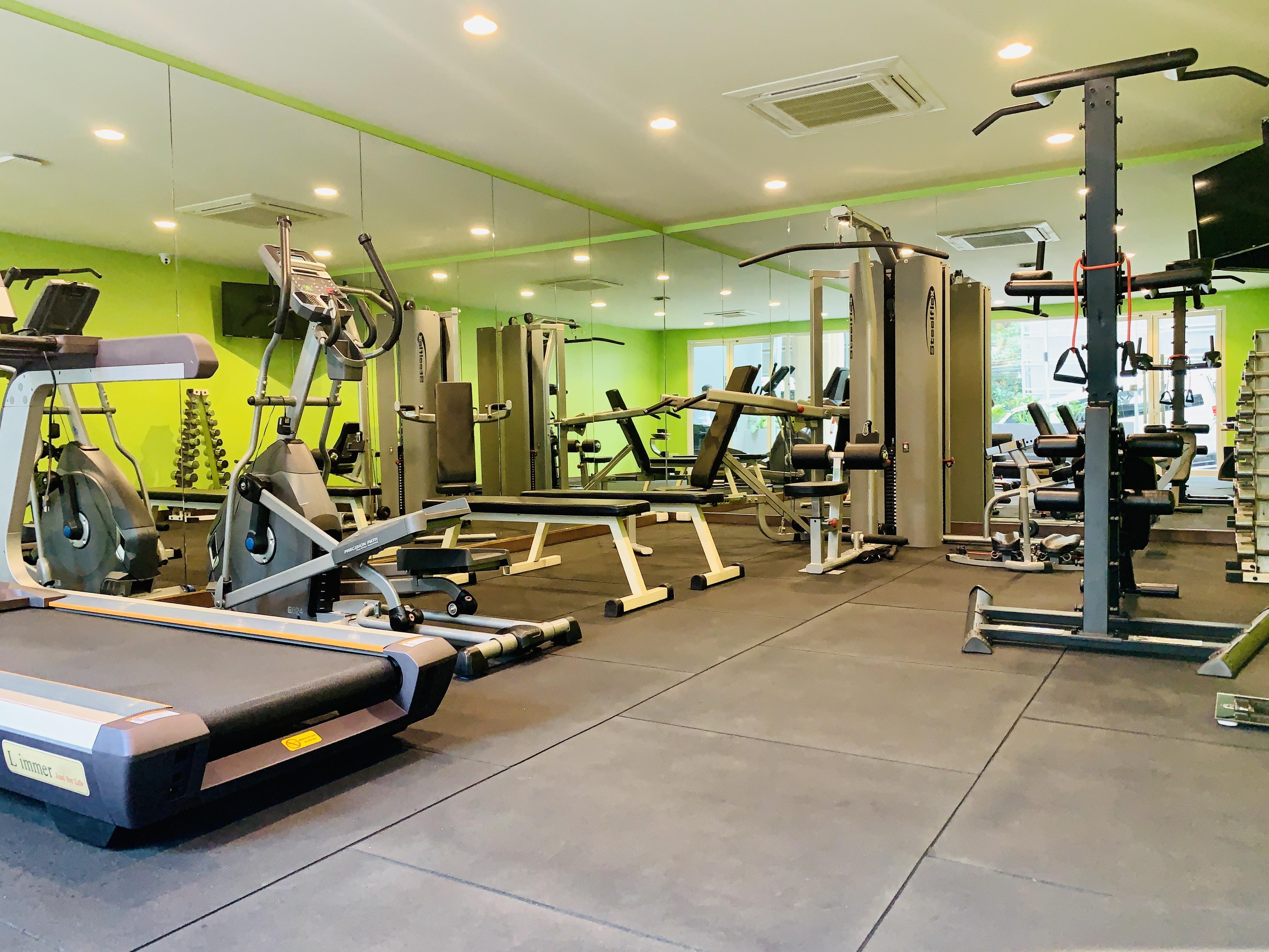 Le D'Tel Bangkok Hotell Eksteriør bilde A typical gym