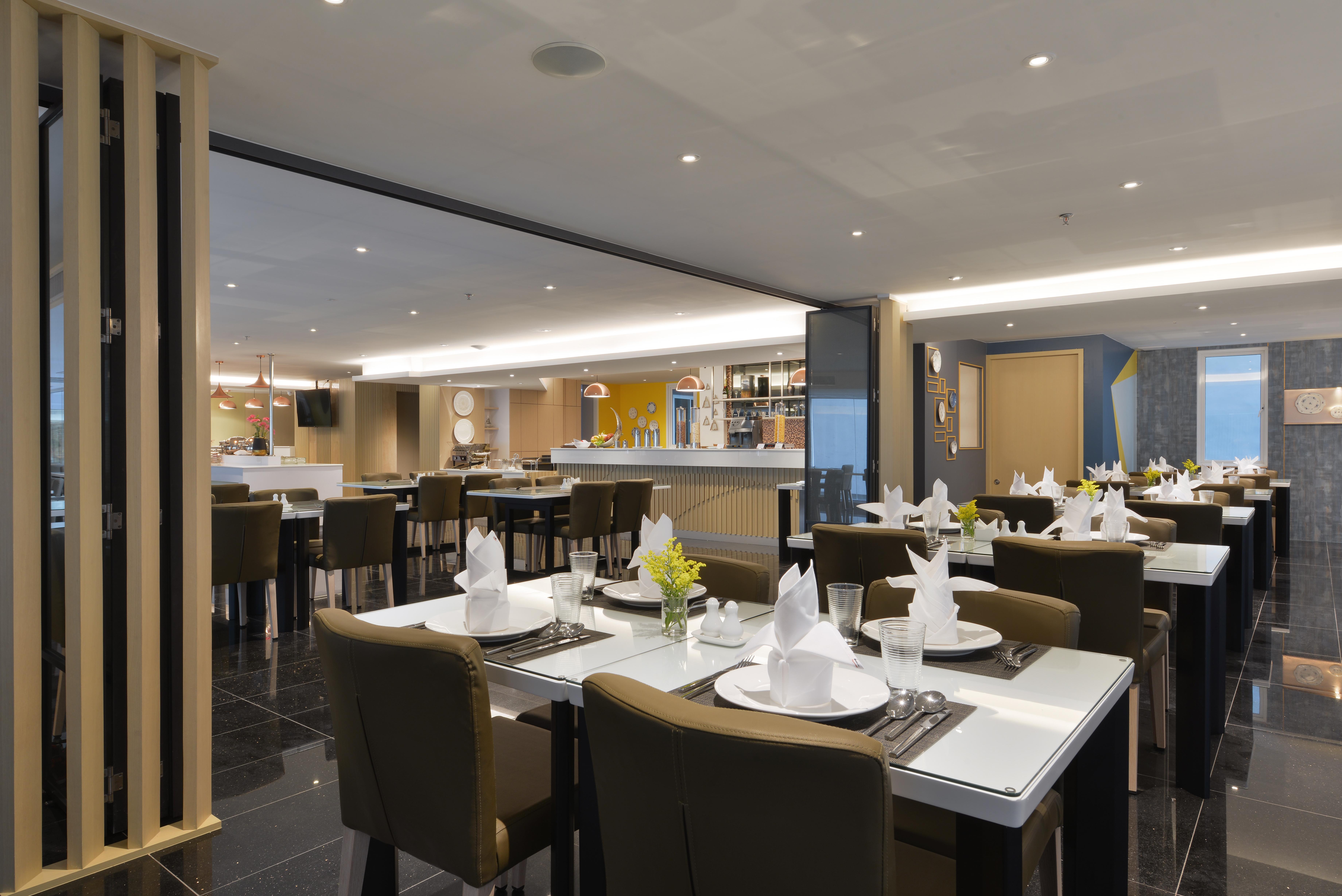 Le D'Tel Bangkok Hotell Eksteriør bilde The restaurant on board