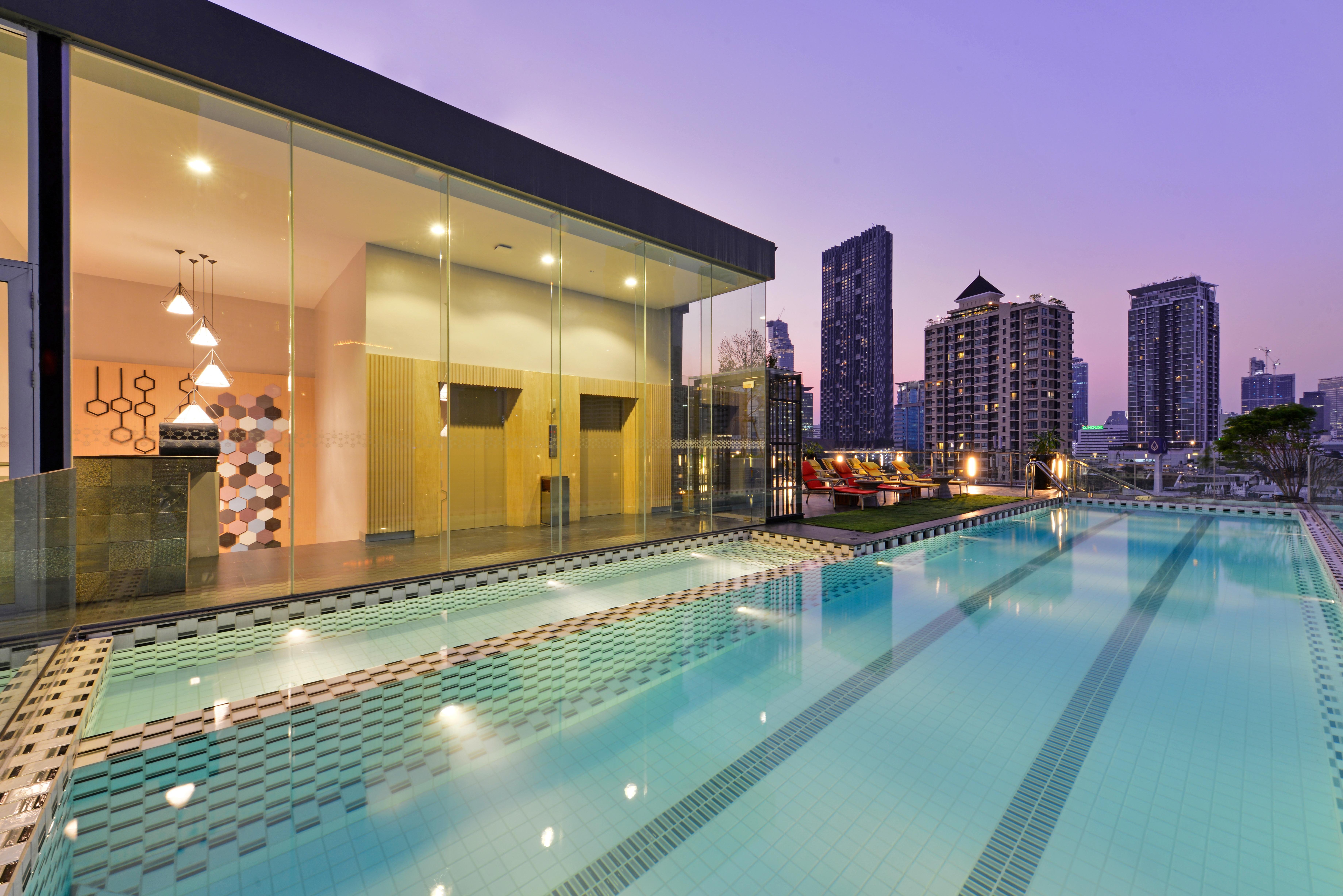 Le D'Tel Bangkok Hotell Eksteriør bilde The swimming pool at the clubhouse