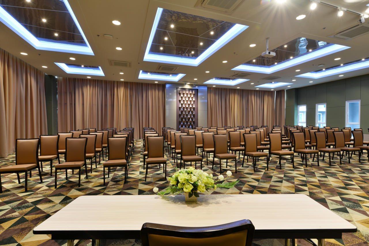 Le D'Tel Bangkok Hotell Eksteriør bilde The ballroom at the hotel