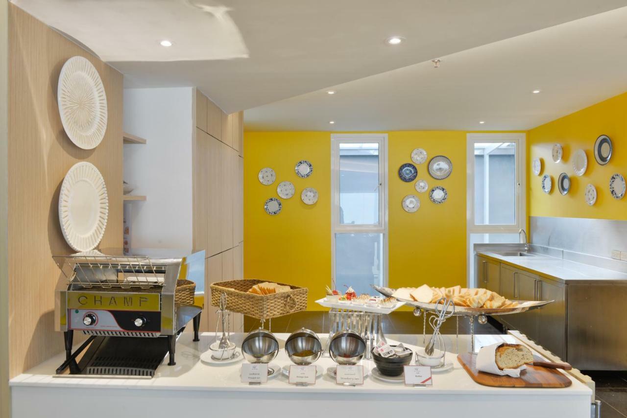 Le D'Tel Bangkok Hotell Eksteriør bilde A buffet at a hotel