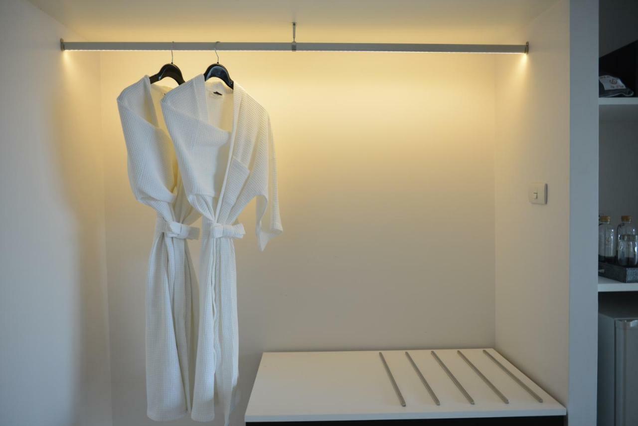 Le D'Tel Bangkok Hotell Eksteriør bilde A bathrobe hanging on a hanger