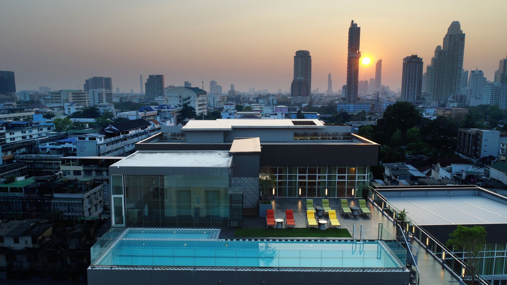 Le D'Tel Bangkok Hotell Eksteriør bilde The rooftop pool at the U Sathorn